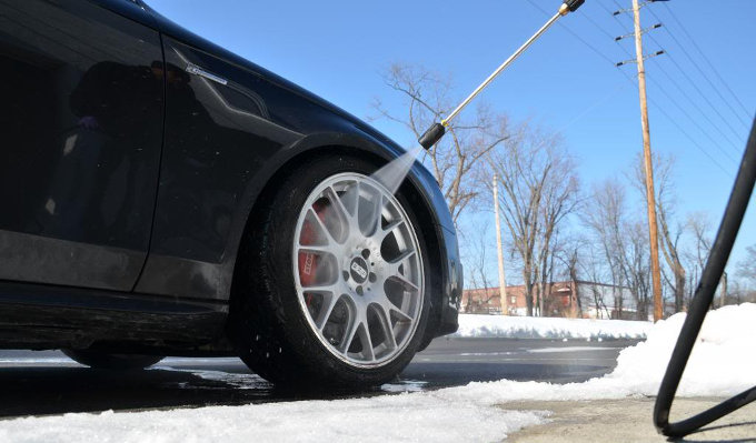 Зачем нужно мыть автомобиль зимой и как часто это следует делать?