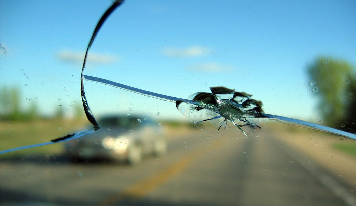 Как устранить дефекты лобового стекла автомобиля